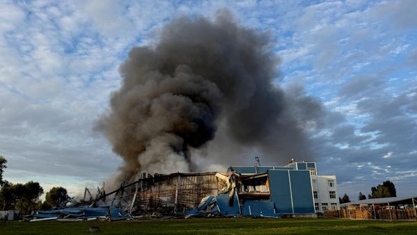 Последствия удара российского беспилотника по складскому помещению в Киевской области 25 сентября 2026 года. - Sputnik Таджикистан