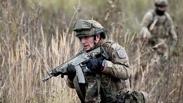 Боевое слаживание бойцов 83-й бригады группировки Север на Сумском направлении СВО. - Sputnik Таджикистан