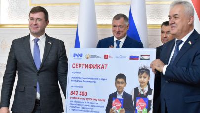 Вручение сертификата на 842 тысячи учебников по русскому языку.