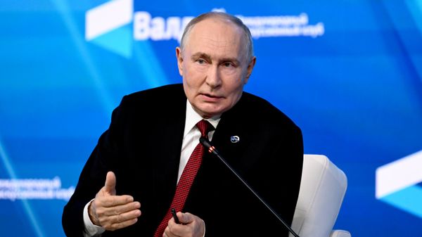 Президент РФ Владимир Путин выступает на пленарной сессии XXIII ежегодного заседания Международного дискуссионного клуба Валдай - Sputnik Таджикистан