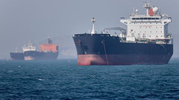 Нефтяные танкеры стоят на якоре в Ормузском проливе. - Sputnik Таджикистан