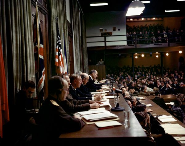Дар ин акси бойгонӣ аз 30 сентябри соли 1946, аъзои Додгоҳи байналмилалии низомӣ дар толори  Қасри адлия дар шаҳри Нюрнберги Олмон ҳукмҳоро қироат мекунанд.  - Sputnik Тоҷикистон