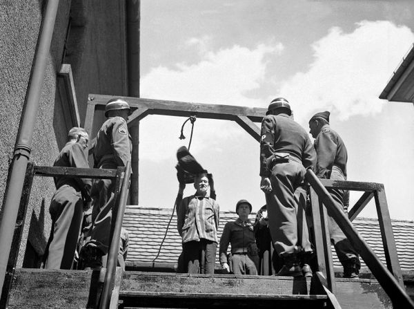 Мақомоти низомии ИМА омодагӣ мегиранд, ки рӯзи 28 майи соли 1946 дар Ландсберги Олмон доктор Клаус Карл Шиллингро (74-сола) ба дор овезанд. Дар мурофиаи додгоҳии Дахау оид ба ҷиноятҳои ҷангӣ, ӯ барои истифодаи 1200 нафар маҳбусони урдугоҳи консентратсионӣ ҷиҳати гузаронидани таҷрибаҳои марбут ба бемории вабои гармсир (малярия) гунаҳкор дониста шуд.  - Sputnik Тоҷикистон