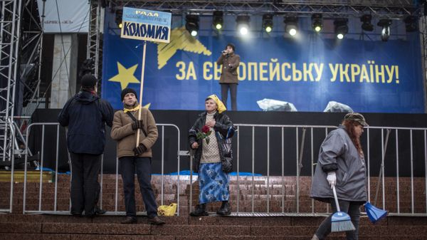 Сторонники евроинтеграции Украины около сцены на Европейской площади в Киеве - Sputnik Таджикистан