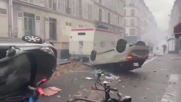 С днём учителя по-французски: с начала октября 24 учебных заведения подожжены или разгромлены во Франции в ходе масштабных протестов старшеклассников, заявил министр образования Эдуар Жеффре - Sputnik Таджикистан