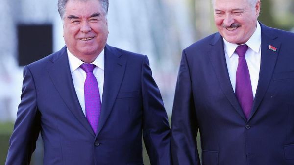 Лукашенко президенти Тоҷикистон Эмомалӣ Раҳмонро бо зодрӯзаш табрик гуфт - Sputnik Тоҷикистон