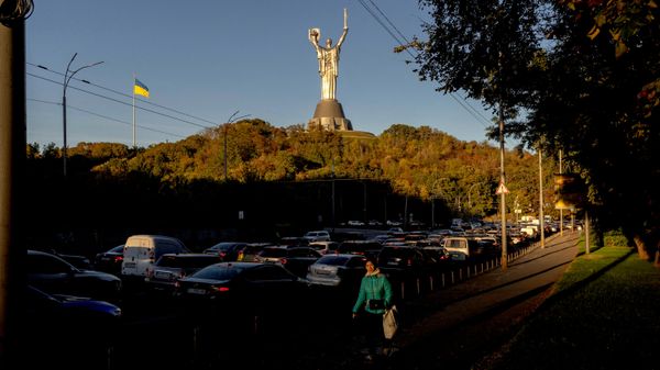 Вид на монумент Родина-мать в Киеве.  - Sputnik Тоҷикистон