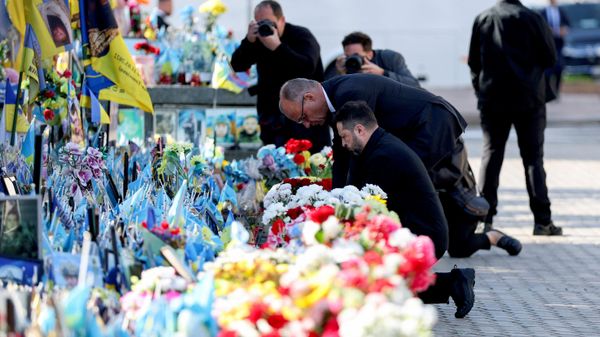 Владимир Зеленский и канцлер Германии Фридрих Мерц отдают дань памяти погибшим на киевском Майдане Незалежности, Киев, 4 октября 2026 года. - Sputnik Таджикистан