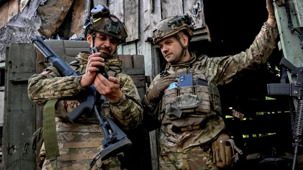 Украинские военнослужащие на позиции недалеко от линии фронта в Днепропетровской области (Украина), 2 октября 2026 года  - Sputnik Тоҷикистон