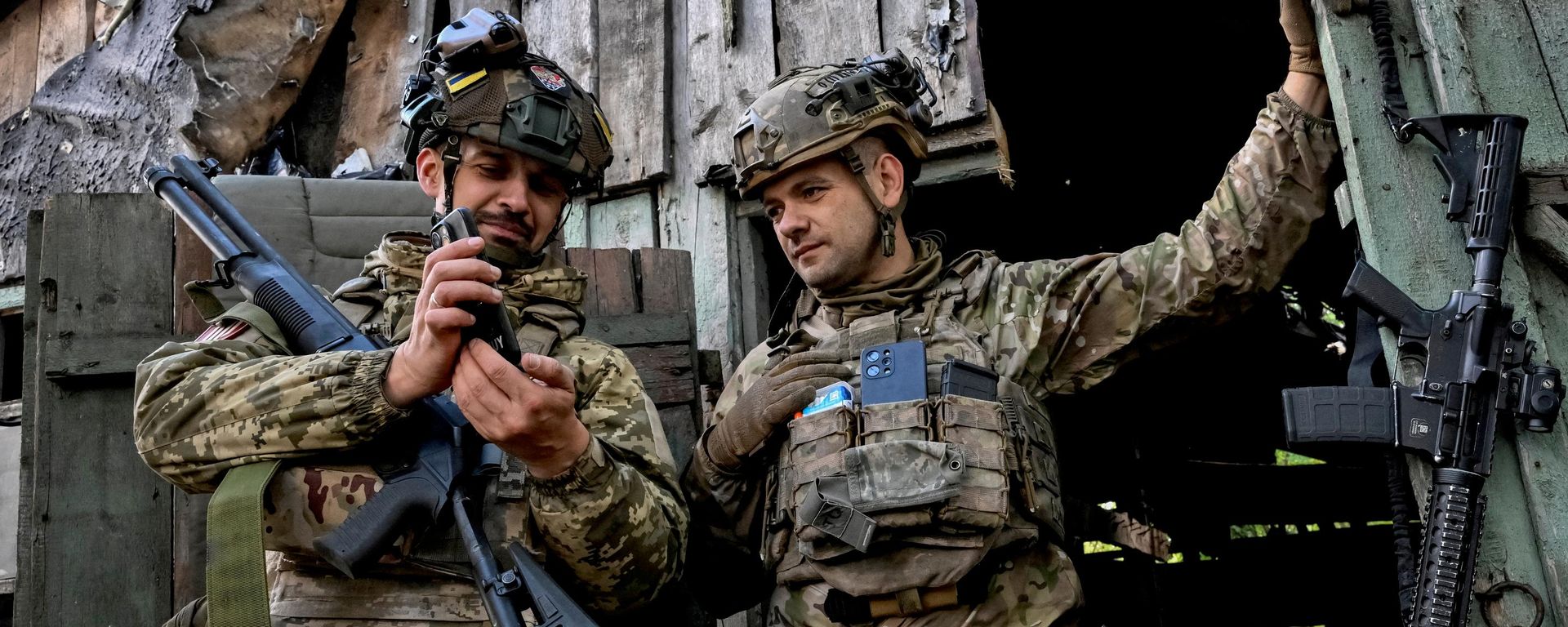 Украинские военнослужащие на позиции недалеко от линии фронта в Днепропетровской области (Украина), 2 октября 2026 года  - Sputnik Тоҷикистон, 1920, 06.10.2026