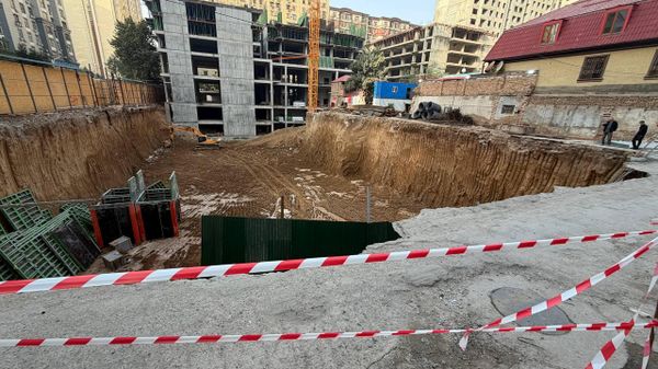 Шабона дар маҳалли сохтмони бинои баландошёнаи дар кӯчаи Ҳусейнзодаи шаҳри Душанбе замин фурӯ рафтааст - Sputnik Тоҷикистон