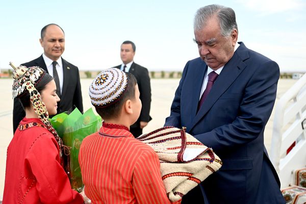 Президенти Тоҷикистон Эмомалӣ Раҳмон бо сафари корӣ ба Туркманистон ташриф овард. Ӯро муовини сарвазир ва вазири корҳои хориҷӣ Рашид Мередов ва дигар шахсони расмӣ пешвоз гирифтанд. - Sputnik Тоҷикистон