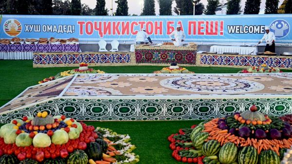 Эмомали Рахмон оценил, как готовятся национальные блюда народов СНГ на фестивале в Туркменистане - Sputnik Таджикистан