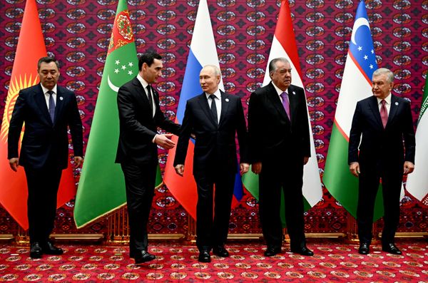 Президентҳои Қирғизистон, Туркманистон, Русия, Тоҷикистон ва Ӯзбекистон пеш аз оғози нишасти Шӯрои сарони давлатҳои узви ин иттиҳодия. - Sputnik Тоҷикистон