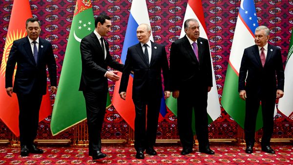 Президент Киргизии Садыр Жапаров, президент Туркменистана Сердар Бердымухамедов, президент РФ Владимир Путин, президент Таджикистана Эмомали Рахмон и президент Узбекистана Шавкат Мирзиёев перед началом саммита Совета глав государств СНГ в Туркменбаши  - Sputnik Тоҷикистон