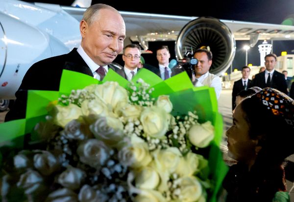 Пешвози Владимир Путин, президенти Русия, дар фурудгоҳи байналмилалии Туркманбошӣ. - Sputnik Тоҷикистон