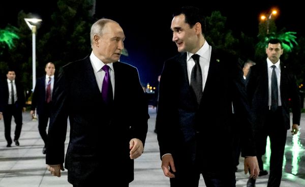 Президентҳои Русия ва Туркманистон Владимир Путин ва Сардор Бердимуҳаммадов ҳангоми мулоқот дар Туркманбошӣ. - Sputnik Тоҷикистон