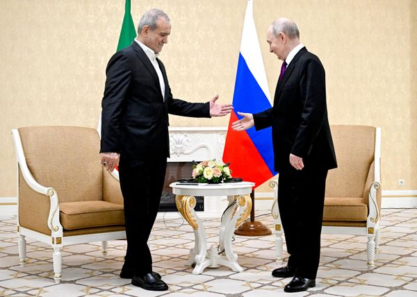 Владимир Путин, президенти Русия ва Масъуд Пизишкиён, президенти Эрон, ҳангоми мулоқот дар Туркманбошӣ. - Sputnik Тоҷикистон