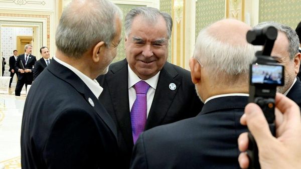 Рахмон и Пезешкиан провели встречу на полях саммита глав СНГ - Sputnik Таджикистан