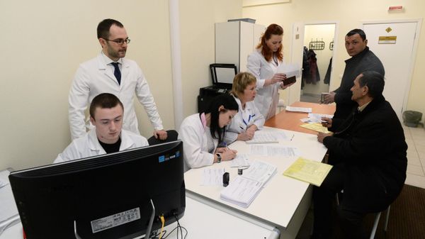 Посетители на медкомиссии в многофункциональном миграционном центре в Москве. - Sputnik Таджикистан