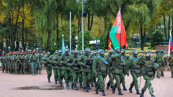 Размоишҳои СААД таҳти унвони Бародарии ногусастанӣ-2026 ва Монеа-2026 дар Белорус бо гузашти низомӣ оғоз ёфтанд - Sputnik Тоҷикистон