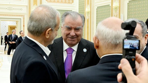 Встреча Эмомали Рахмона с Президентом Исламской Республики Иран Масудом Пизишкианом в рамках саммита глав государств СНГ.  - Sputnik Тоҷикистон