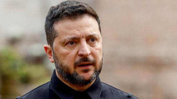 Владимир Зеленский беседует со СМИ в Черниговской области, Украина, 8 октября 2026 года. - Sputnik Тоҷикистон