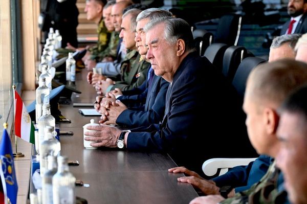 Президент Таджикистана Эмомали Рахмон посетил командно-наблюдательный пункт и ознакомился с демонстрацией хода специальных учений &quot;Скала-2026&quot;. - Sputnik Таджикистан