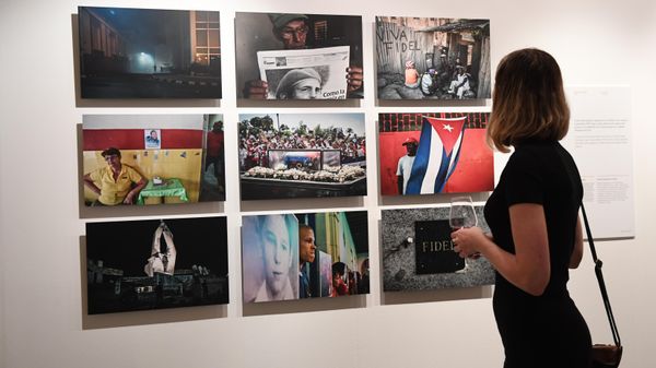 Посетитель на выставке работ финалистов Международного конкурса фотожурналистики имени Андрея Стенина в Центре фотографии имени братьев Люмьер в Москве. Посетитель на выставке работ финалистов Международного конкурса фотожурналистики имени Андрея Стенина в Центре фотографии имени братьев Люмьер в Москве. - Sputnik Таджикистан