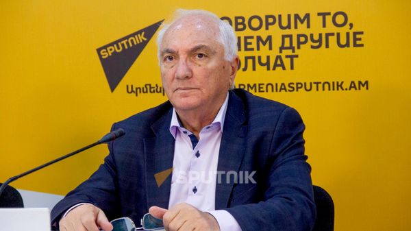 Арам Саркисян во время видеомоста Астана — Москва — Минск — Бишкек — Ереван —Ташкент на тему: ЕАЭС в меняющемся мире: перспективы интеграции и новые экономические вызовы (13 октября 2026). Еревaн  - Sputnik Тоҷикистон
