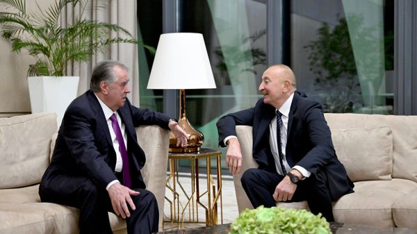 Эмомалӣ Раҳмон дар шаҳри Боку дар ҳошияи Ҳамоиши ҳафтуми Машварати ҳамкорӣ ва тадбирҳои боварӣ дар Осиё бо Илҳом Алиев мулоқот кард - Sputnik Тоҷикистон