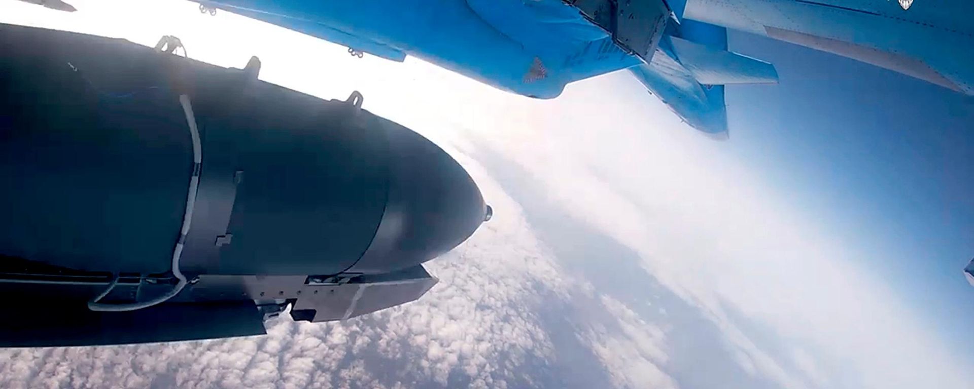 Бомбардировщик Су-34, сбрасывающий бомбы на украинские позиции. - Sputnik Таджикистан, 1920, 15.10.2026
