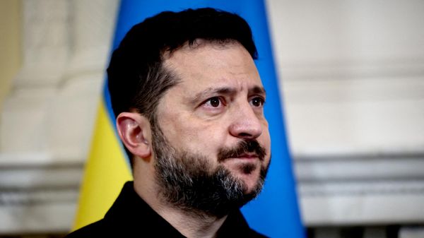 Владимир Зеленский на встрече с премьер-министром Великобритании Энди Бернемом на Даунинг-стрит, 14 октября 2026 года. - Sputnik Тоҷикистон
