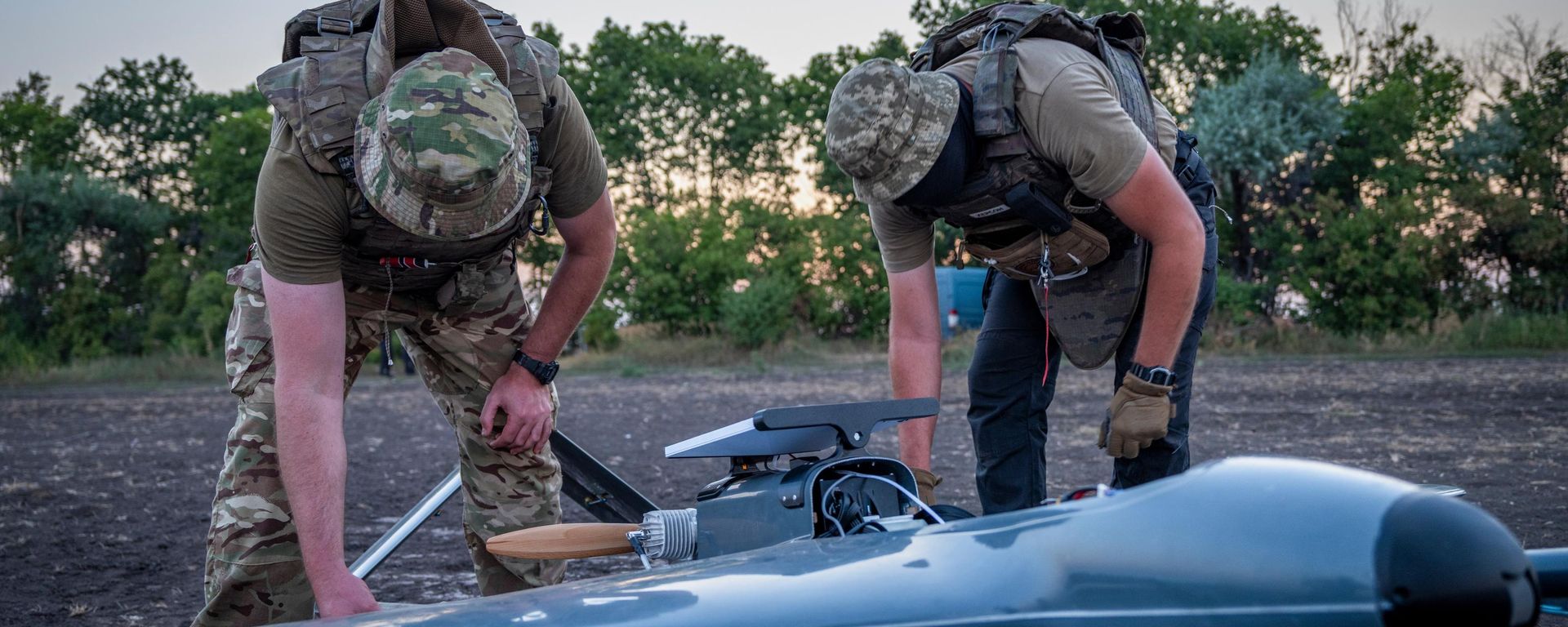Украинские военнослужащие готовят ударный беспилотник Чаклун, 6 августа 2026 года. - Sputnik Таджикистан, 1920, 15.10.2026