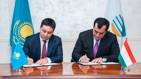 Встреча руководителя государственного унитарного предприятия Таджикские железные дороги и председателя правления компании Казахстанские железные дороги. - Sputnik Тоҷикистон