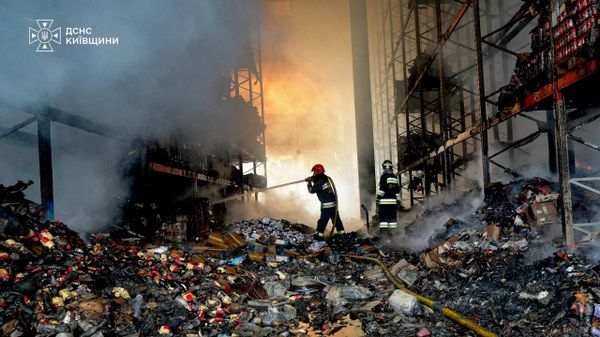 Пожарные работают на месте разрушенного склада в Киевской области 8 октября 2026 года. Пожарные работают на месте разрушенного склада в Киевской области 8 октября 2026 года. - Sputnik Таджикистан