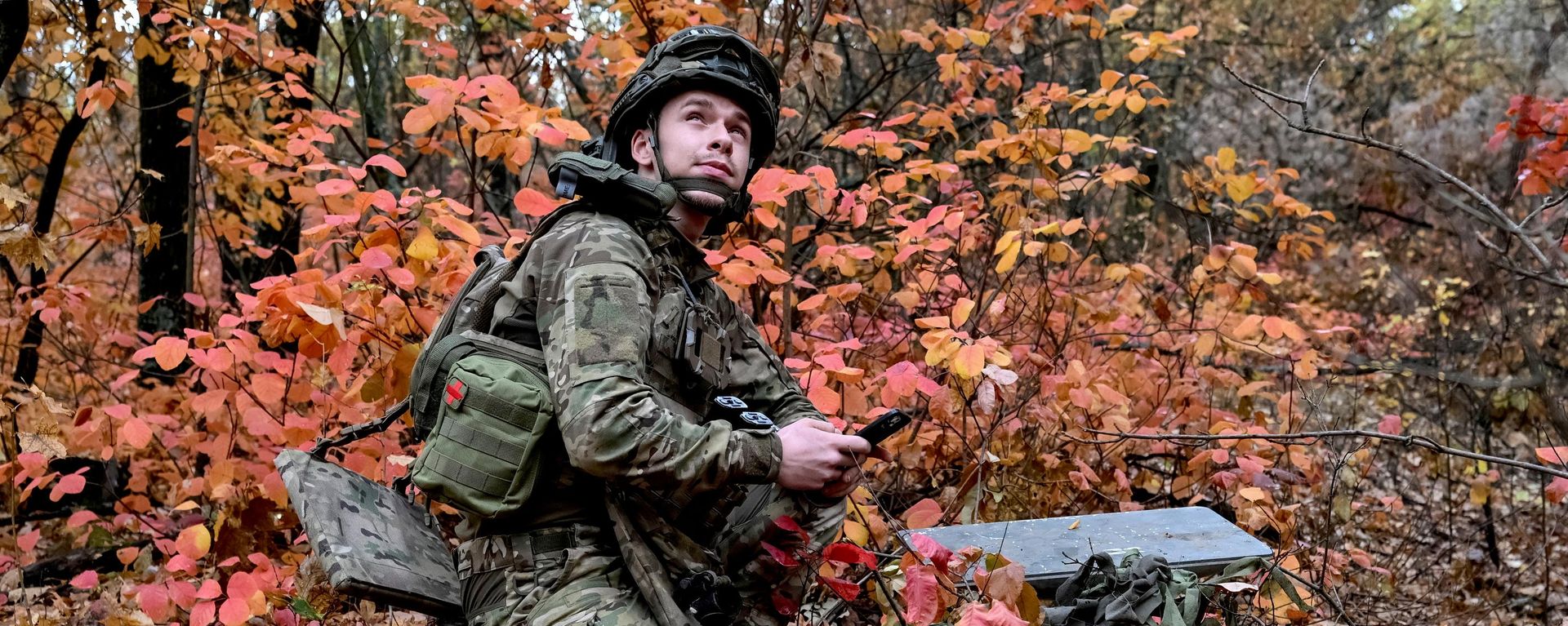 Украинский военнослужащий устанавливает систему спутникового интернета Starlink на позиции недалеко от линии фронта в Донецкой области 16 октября 2026 года. - Sputnik Таджикистан, 1920, 17.10.2026