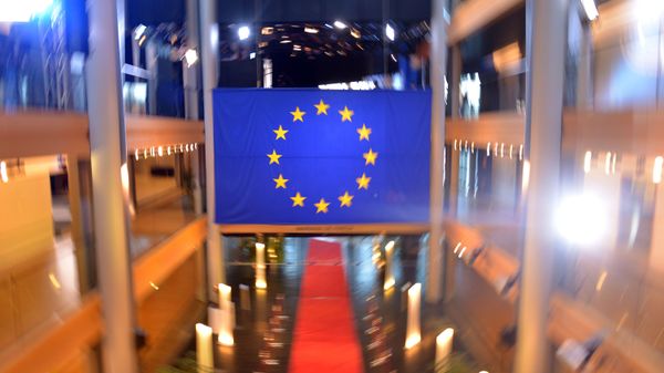 Флаг Евросоюза в главном здании Совета Европы в Страсбурге - Sputnik Таджикистан