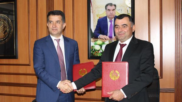 Подписание контракта на строительство автомобильной дороги вдоль Рогунского водохранилища.  - Sputnik Тоҷикистон