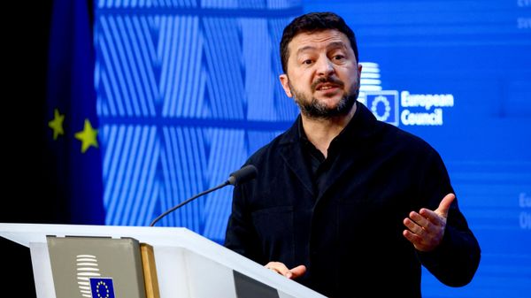 Владимир Зеленский выступает на пресс-конференции во время саммита лидеров Европейского союза в Брюсселе, Бельгия, 16 октября 2026 года.  - Sputnik Тоҷикистон