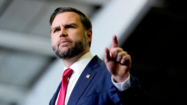 Вице-президент США Джей Ди Вэнс выступает на предвыборном митинге в Монро, штат Мичиган, США, 15 октября 2026 года.  - Sputnik Таджикистан