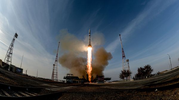 Запуск пилотируемого корабля Союз МС-28 с космодрома Байконур. - Sputnik Таджикистан