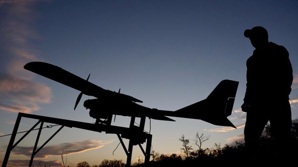 Украинский военнослужащий запускает беспилотник в сторону российских позиций в Запорожской области 7 октября 2026 года. Украинский военнослужащий запускает беспилотник в сторону российских позиций в Запорожской области 7 октября 2026 года. - Sputnik Таджикистан