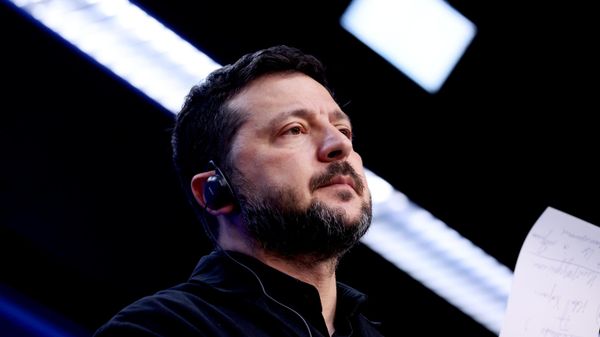 Владимир Зеленский во время пресс-конференции на саммите ЕС в Брюсселе 16 октября 2026 года.  - Sputnik Тоҷикистон