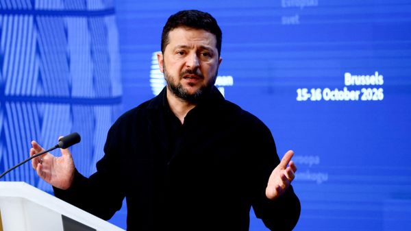 Владимир Зеленский выступает на пресс-конференции во время саммита лидеров Европейского союза в Брюсселе, Бельгия, 16 октября 2026 года.  - Sputnik Тоҷикистон