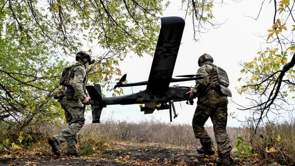 Военнослужащие батальона специального назначения Запорожской области готовят к полету разведывательно-ударный дрон Гара, 16 октября 2026 года. - Sputnik Тоҷикистон