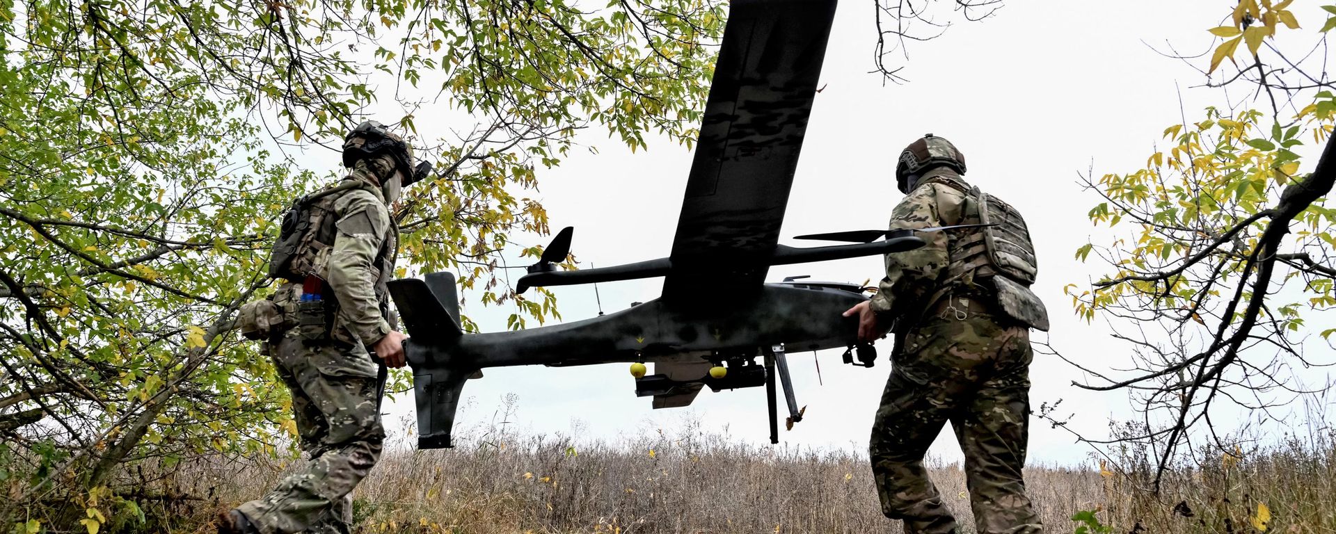 Военнослужащие батальона специального назначения Запорожской области готовят к полету разведывательно-ударный дрон Гара, 16 октября 2026 года. - Sputnik Тоҷикистон, 1920, 22.10.2026