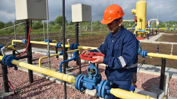 Рабочий на горном газовом месторождении. Иллюстративное фото - Sputnik Тоҷикистон
