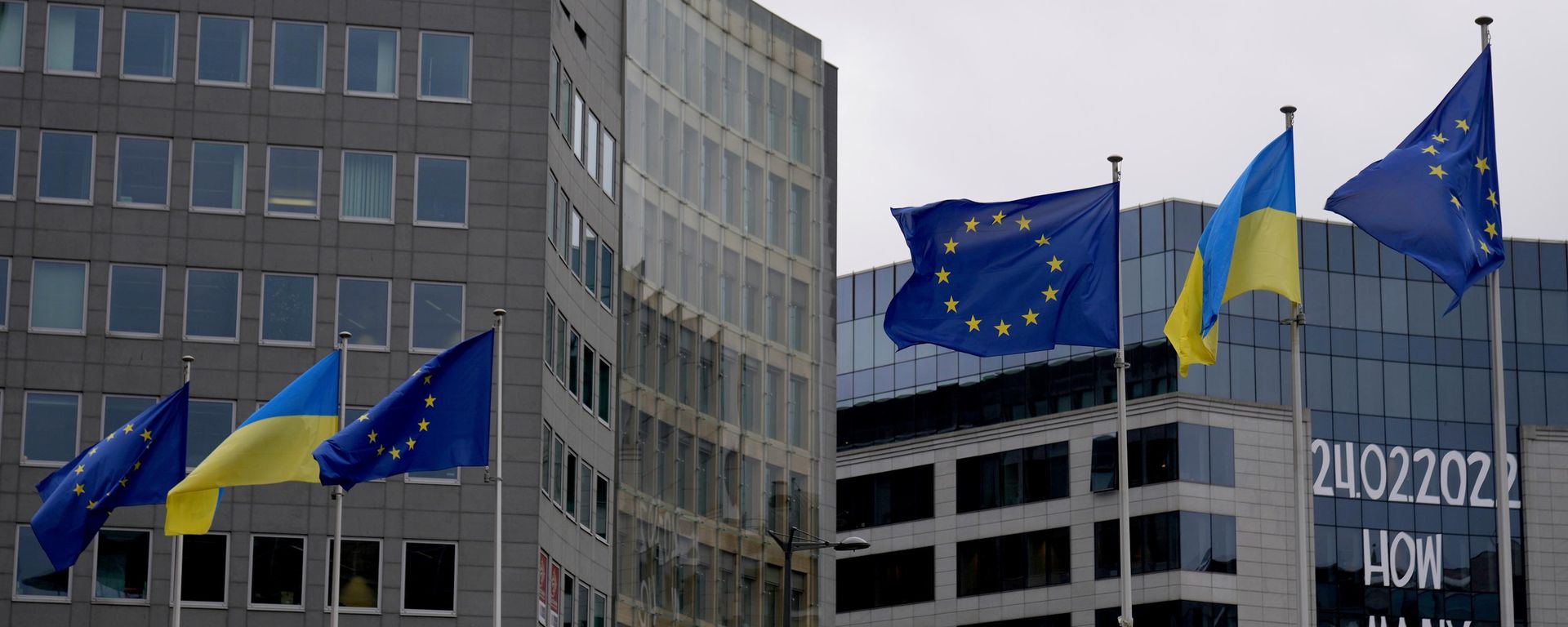 Флаги Европейского союза и Украины перед штаб-квартирой ЕС в Брюсселе.  - Sputnik Таджикистан, 1920, 23.10.2026