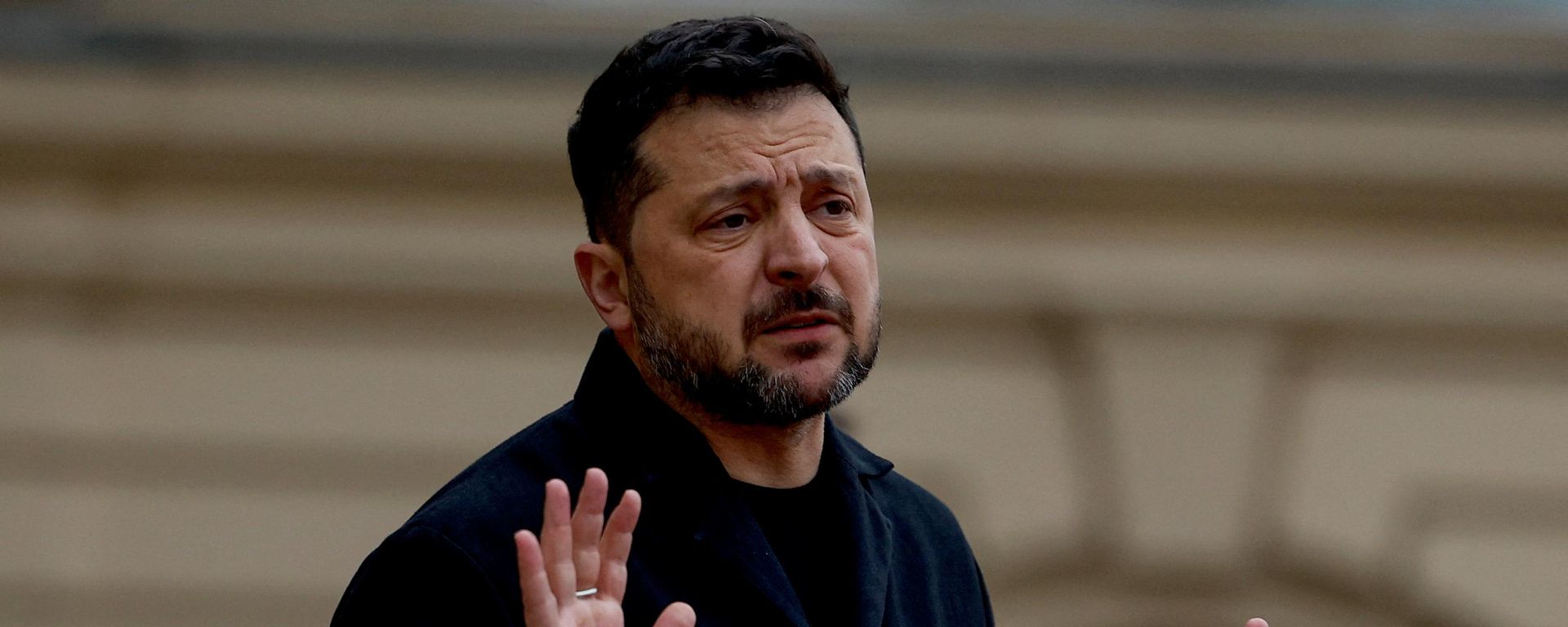 Владимир Зеленский общается с представителями СМИ в Киеве, Украина, 22 октября 2026 года. - Sputnik Тоҷикистон, 1920, 24.10.2026